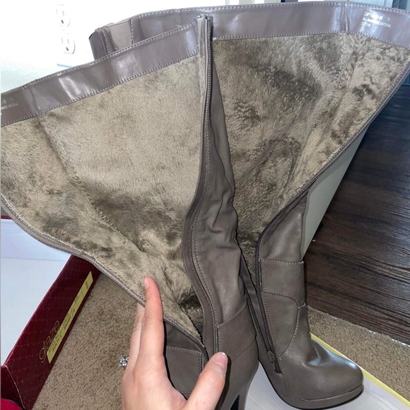 Hot Pair of ANNE MICHELLE Gray Patent Leather Knee High Boots Size 7.5 EUC - Picture 5 of 7